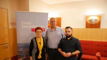 Bild: Hochholdinger/exb
Emilie Leithäuser (links) sitzt für die FDP bereits im Stadtrat. Das wollen Kreisverbands-Chef Jens Rohn (Mitte) und Markus Hochholdinger, Kreisvorsitzender der Jungen Liberalen, auch. Die Partei strebt einen zweiten Sitz an.
