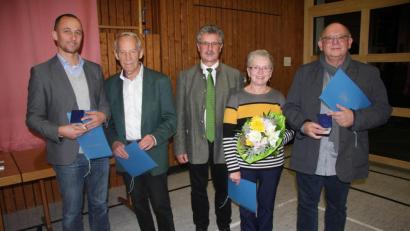 Bild: wro
Die Bürgermedaille in Silber bekamen Eckhard Deutschländer und Erich Schraml. Auch wurden weitere verdiente Bürger beim Ehrenabend für ihre Leistungen gewürdigt. Im Bild von links Revierförster Eckhard Deutschländer, Klaus Deutschländer, Bürgermeister Wolfgang Braun, Erna Thoma und Historiker Erich Schraml.