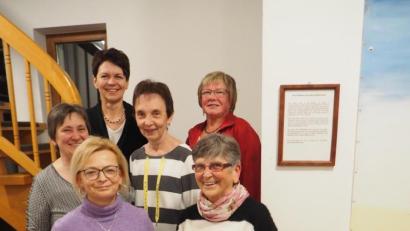 Bild: wmi
Sie basteln, binden Palm- und Kräuterbuschen oder verkaufen Kaffee und Kuchen unentgeltlich für einen guten Zweck. Dieses Jahr zeigten die Mitglieder vom Frauenbund ein wirklich großes Herz für die Kinder aus der Region und auch ganz weit weg. Waltraud Wagner und Waltraud Burger (vorne von links) freuten sich über jeweils 500 Euro vom KDFB Schlammersdorf. Veronika Geigenmüller, Elisabeth Nickl, Elfriede Bauer und Christa Wilterius (hinten, von links) hatten die Spenden im Namen ihrer Mitglieder im Pfarrheim übergeben.