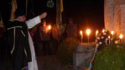 Bild: mad
Pfarrer Markus Urban sprach Gebete und segnete das Kriegerdenkmal