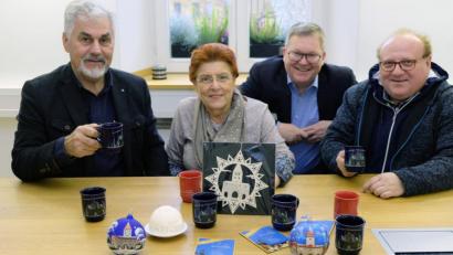 Bild: Susanne Schwab
Andreas Raab (links), Emilie Leithäuser und Peter Harant (rechts) von der Park- und Werbegemeinschaft stellten Oberbürgermeister Michael Cerny das komplette Sortiment für den Weihnachtsmarkt vor, der am Donnerstag. 28. November, eröffnet wird.