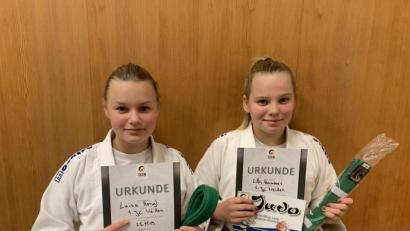 Bild: exb
Lilli Hammer und Luisa Hengl dürfen nun den grünen Gurt tragen.