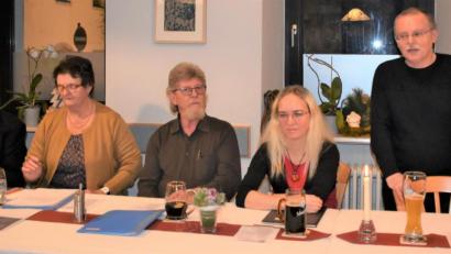 Bild: rgr
Gerhard Huber, der Vorsitzende der Sängergruppe Weiden (rechts), lobt den Männergesangverein 1890 mit gemischtem Chor. Seit einem halben Jahr leitet Riita Michelson (Zweite von rechts). Mit im Bild sind Rudolf Haupt, Vorsitzende Brigitta Bernklau und Michael Schultes (von links).