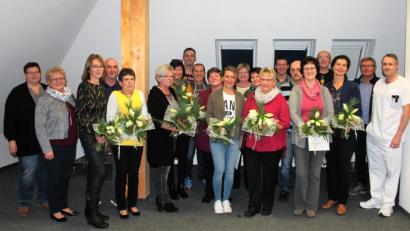 Bild: stg
Regionalleiter Christian Stadler (Siebter von rechts) dankte den Jubilaren künftigen Ruheständlern für ihren jahrelangen Einsatz im Kemnather Krankenhaus.