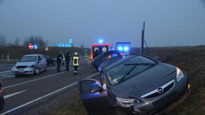 Bild: dob
Weil eine 19-jährige Mercedesfahrerin eine von links kommende Oberlinderin übersieht, kommt es zum Zusammenstoß. Kleiner Stau im morgendlichen Berufsverkehr.