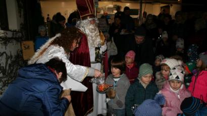 Bild: fpoz
Alle Hände voll zu tun hatte der Nikolaus mit seinen Helfern bei der Verteilung der Geschenke.