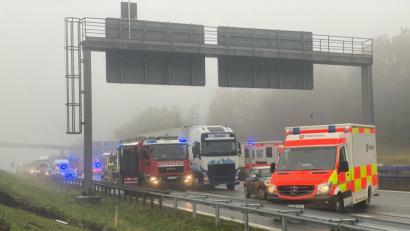 Bild: Alexander Auer
Schwerer Unfall auf der A3: Ein Kleintransporter fuhr auf einen Lkw auf.