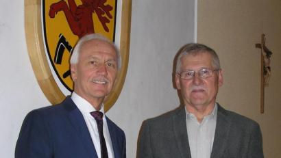 Bild: öt
Autor Hans Enders (rechts) übergab bei seiner Buchvorstellung das erste Exemplar des Buches „Schwarzenreuth – Geschichte und Geschichten“ an Bürgermeister Peter König.