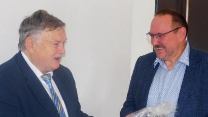 Bild: hai
Im Namen des Gemeinderates überreichte Bürgermeister Manfred Porsch seinem Stellvertreter Rudi Heier (von links) ein Geldgeschenk.