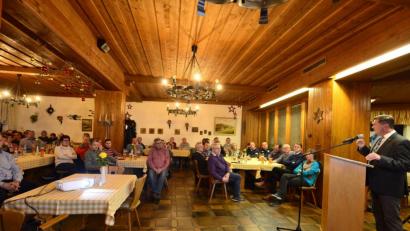 Bild: bey
Bürgermeister Rainer Rewitzer (rechts) informiert in der Bürgerversammlung über die Entwicklung der Stadt und blickt auf die Planung für 2020.