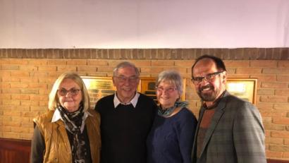 Bild: exb
Präsident Reinhard Stegert (rechts) gratulierte den Erstplatzierten beim Individualturnier des Bridge-Clubs. Helga Reddig-Titze (von links) wurde Dritte, Bernd von Chiari Zweiter und Gabriele Raab gewann.
