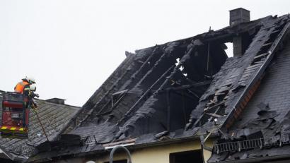 Bild: Thomas Frey/dpa
Tödliche Falle: Das ausgebrannte Einfamilienhaus im Ortskern von Mengerskirchen.