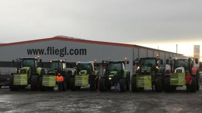 Bild: exb
Auf einem Firmengelände in Triptis (Thüringen) sammeln sich die Landwirte der Initiative „Land schafft Verbindung“, um dann gemeinsam nach Berlin weiterzufahren. Aus insgesamt 15 Fahrzeugen besteht der Konvoi. Matthias Adam aus Buch ist nicht mit auf dem Bild – er war der Fotograf.