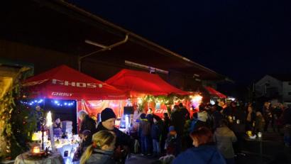 Bild: mmj
Beleuchtete und dekorierte Verkaufsstände waren beim Adventmarkt von "Land & gut" am Raiffeisengelände aufgebaut.