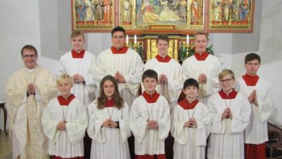 Bild: mdö
Fünf Neuzugänge verzeichnet die Schar der Ministranten der Stadtpfarrei. Im Bild die neuen Ministranten (vorne von links) Ferdinand Vogel, Antonia Mayer, Timo Haberkorn, Benedikt Malzer und Alexander Wach mit (hinten von links) Kaplan Daniel Fenk, Fynn Legat, Simon Bachmeier, Simon Voith, Felix Kohl und Simon Häring.
