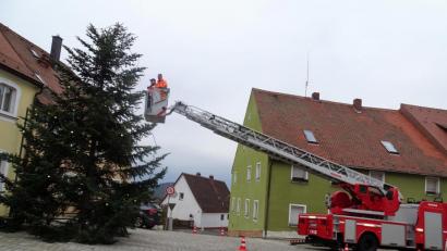 Bild: luk
Mit ihrer Drehleiter war die Kemnather Feuerwehr angerückt, damit die Lichterketten am Waldecker Christbaum angebracht werden konnten.