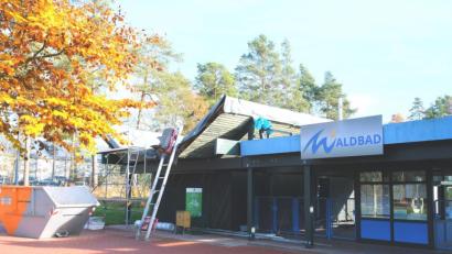 Bild: do
Als attraktiv und familienfreundlich loben Bürgermeister Edgar Knobloch und der Stadtrat das städtische Waldbad. Derzeit läuft eine Dachsanierung. Im Gespräch sind auch Neuerungen.