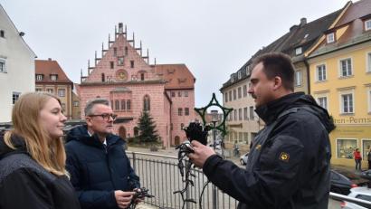Bild: ANDREAS ROYER
Roland Segerer (rechts) stellt im Beisein von Bürgermeister Michael Göth und Nina Mutzbauer die neue Weihnachtsbeleuchtung vor.