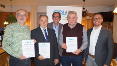 Bild: du
Die CSU zeichnet beim geselligen Abend im Vereinslokal Bauer treue Mitglieder aus. Vorsitzender Markus Dobmeier (hinten) und Bürgermeister Ernst Lenk (rechts) überreichen an (von links) Josef Robl für 25, Herbert Wolf für 50 und Erwin Krapf für 40 Jahre Treue Urkunden und Präsente.