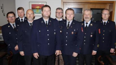Bild: mfh
Von links: 2. Kommandant Josef Gradl, Kreisbrandmeister Jürgen Schloß, Oberfeuerwehrmann Rainer Kandler, Hauptfeuerwehrmann Alexander Gradl, Bürgermeister Michael Göth, Kommandant Achim Stemp, Kreisbrandrat Fredi Weiß und Kreisbrandinspektor Christof Strobl.