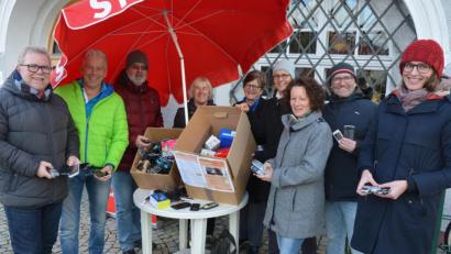 Bild: jr
SPD-Stadträte und Kandidaten sammelten am Stand alte Handys ein, um sie an Annemarie Schraml (Mitte) zu übergeben. Sie wird die Geräte weiterleiten.