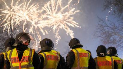 Symbolbild: Clemens Heidrich/dpa
Beamte stehen an einem Ort, wo das Zünden von Feuerwerk verboten ist.