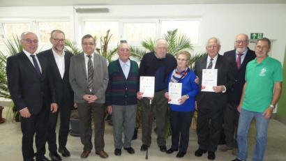 Bild: rn
Albert Nickl, Karl Lorenz, Dieter Kies (von links), Hans Rupprecht und Georg Stahl (von rechts) dankten (von links) willi Thurn, Albert Wiesent und Josef Schloderer (für ihn nahm seine Schwester Elisabetha Danzer die Urkunde in Empfang) für 60-jährige und Josef Rupprecht für 50-jährige Mitgliedschaft.