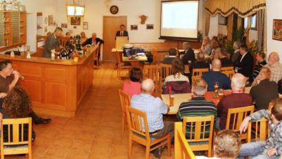 Bild: njn
Im Landhaus Wäldern ging Bürgermeister Hans Donko (am Rednerpult) vor allem auf die Investitionen im Ortsteil ein.