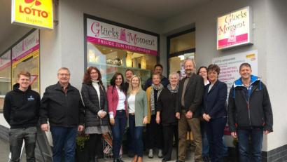Bild: exb
Informationsbesuch bei „GlücksMoment“: Im Bild von links Maximilian Kastner, Werner Spörer, Monika Greger, Bürgermeisterkandidatin Margit Bayer, CSU-Ortsvorsitzender Mario Rabenbauer, Tanja Mai, Susanne Menzel, Stefan Müller, Angela Burger, Helmut Härtl, Ingrid Burger, Christine Weidmann, Stefan Neumann.