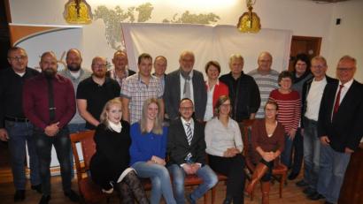 Bild: ak
Mit Thorsten Neugirg (sitzend Mitte) als Bürgermeisterkandidat und insgesamt 20 Bewerbern für den Speichersdorfer Gemeinderat geht die Freie Wählergemeinschaft Speichersdorf in die Kommunalwahl.