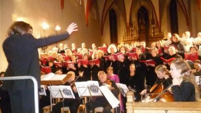 Bild: tie
Die Musiker und Sänger boten den Besuchern in der Pfarrkirche St. Jakob Festmusik von Antonio Vivaldi.