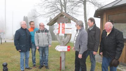 Bild: pi
OWV-Vorsitzender Manfred Janker (Dritter von rechts) freut sich mit Josef Meckl, Werner Gleißner, Markus Meyer, Egbert Kohl und Siegfried Völkl (von links) über den Abschluss der Markierungsarbeiten.