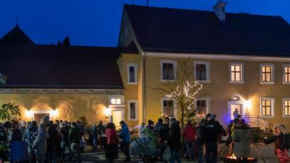 Bild: ws-fotografie, wms
Zahlreiche Besucher waren am Sonntag zum Adventsmarkt nach Hohenthan gekommen.