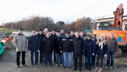 Bild: flt
Projektleiter Reinhard Renner (Achter von links) vom Ingenieurbüro Miller zeigte den Besuchern bei der Baustellenbesichtigung der neuen Kläranlage den akutellen Stand. Unter den Teilnehmern war neben Bürgermeister Lothar Müller (Achter von rechts) und Dachorganisationsvorsitzendem Markus Preisinger (Dritter von links) der Großteil der Marktratskandidaten der CSU.