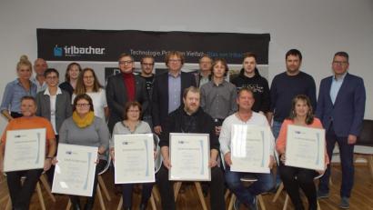 Bild: mmj
Irlbacher Blickpunkt Glas zeichnete seine Betriebsjubilare aus. Die Treue im Unternehmen würdigten die Geschäftsführer Günther Irlbacher (stehend, Achter von links) und Stephan Irlbacher (rechts), sowie Manuel Lischka, Vertreter der IHK Regensburg (stehend Sechster von links).