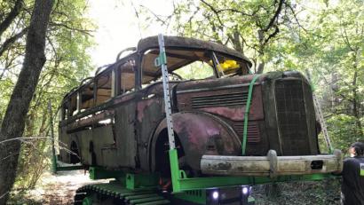 Bild: exb
Bergung des Busses, Baujahr 1951, mit einem Spezialraupenfahrzeug