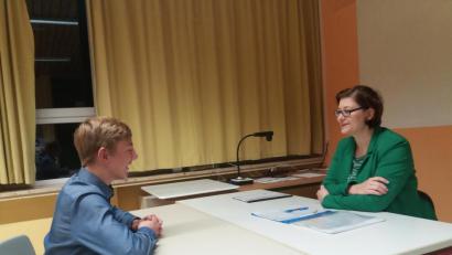 Bild: ptka
Training für den Ernstfall: Wirtschaftsjuniorin Henriette Regulla-Schießl übt mit einem Neuntklässler das Vorstellungsgespräch.