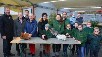 Bild: jr
Bei der Eröffnung der Konnersreuther Kaninchen-Lokalschau mit dabei waren (von links) Vorsitzender Reinhard Wurm, Bürgermeister Max Bindl, Wolfgang Pötzl, Hannelore Bienlein-Holl, Kreisrätin Inge Härtl, sowie Züchter des Vereins. Stark vertreten auch hier der Nachwuchs.