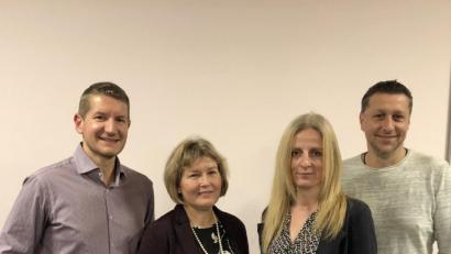 Bild: njn
Die Vorsitzenden des Gesamtschul-Elternbeirats Martin Gallersdörfer (links) und Manuel Neugirg (rechts) mit (von links) Konrektorin Beate Koch und der neuen Rektorin Sabine Graser.
