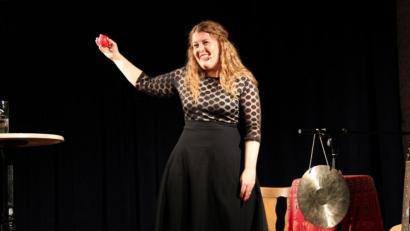 Bild: prh
Mit dem Wutball mitten ins Herz wurde die Kabarettistin Franziska Wanninger in ihrem Programm "furchtlos glücklich" getroffen. Mit ihrem Typen-Kabarett begeistert sie das Publikum im Theaterstodl des Gasthauses Plödt.