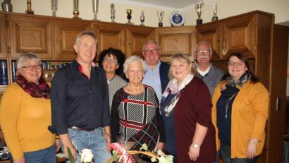 Bild: frd
Viele Gratulanten wünschten Emmi Schießl (Mitte) zum 85. Geburtstag alles Gute, darunter Sohn Albert (Zweiter von links), Tochter Petra (Dritte von rechts) und Enkelin Isabella (rechts) Glückwünsche überbrachten auch (hinten, von links) Angelika Vogl (Frauenbund), Lydia Eckert (Frauen-Union), Bürgermeister Heinz Weigl sowie Günter Flierl (OWV/Pfarrei).