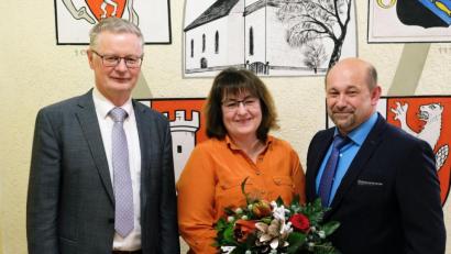 Bild: do
Schon vor einigen Wochen von der Vorstandschaft empfohlen, wählten die Mitglieder der Freien Wählergemeinschaft Vorbach-Oberbibrach-Höflas den 53-jährigen Polizeibeamten und langjährigen Kommunalpolitiker Manfred Plößner (re) zum Kandidaten für das Bürgermeisteramt der Gemeinde Vorbach. Als erste gratulierten Ehefrau Angela und Bürgermeister Werner Roder