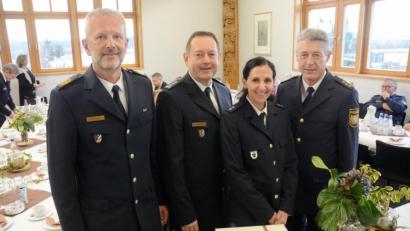 Bild: Gabi Schönberger
Seda Wintermayr löst ab Dezember den stellvertretenden Leiter der Polizeiinspektion Weiden, Roland Ast (zweiter von links) in seinem Amt ab. Polizeivizepräsident Thomas Schöniger (links) und Polizeiinspektionsleiter Klaus Müller (rechts) gratulieren.
