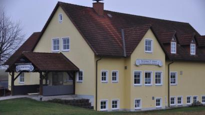 Bild: ak
Bis Anfang Februar hat der SV Kulmain Zeit, für die Sportheimgaststätte einen neuen Pächter zu finden. Ansonsten müsste – wie vor gut zwei Jahren bereits schon einmal – ein Notbetrieb durch die Mitglieder auf die Beine gestellt werden.