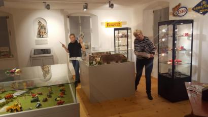 Bild: Franz Schöner/exb
Museumsfreunde bei den Vorbereitungen für die Ausstellung „Autos für Groß und Klein“.