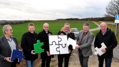 Bild: Stephan Huber
Planungsstart für das Interkommunales Gewerbegebiet mit Bürgermeistern (von links): Franz Mädler (Ursensollen), Alwin Märkl (Freudenberg), Bernhard Lindner (Hahnbach), Michael Cerny (Amberg), Karlheinz Brandelik (Gewerbebau Amberg) und Roland Strehl (Kümmersbruck).