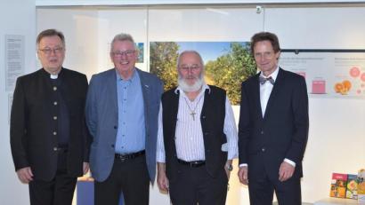 Bild: Peter Pirner
Verbands-Präsident Martin Martlmeier, "Kripperer" Albin Artmann, Ulrich Frey vom Verein "Solidarität in der Einen Welt" und Museumsleiter Volker Dittmar (von links) vor dem Schaufenster zum Fairen Handel.