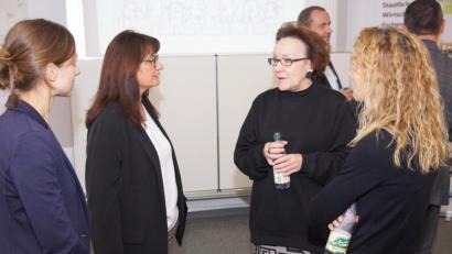 Bild: rn
Lehrkräfte im Gedankenaustausch mit Susanne Bartsch, der Vertreterin von American Store.