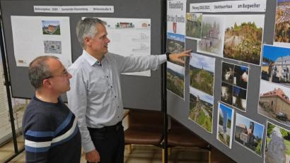 Bild: nm
Klaus Richter (links) von der Verwaltung und Bürgermeister Thomas Meiler hatten einen kurzweiligen Abend im Rathaus vorbereitet. Zu sehen sind dort noch für einige Zeit Impressionen zum "Ort des Granits".