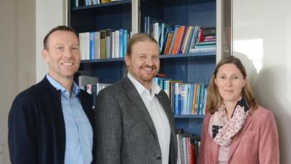 Bild: Gabi Schönberger
Kai Gohlke (Mitte) ist neuer Chefredakteur bei Oberpfalz-Medien. Geschäftsführer Thomas Maul und Geschäftsführende Verlegerin Viola Vogelsang-Reichl gratulieren.